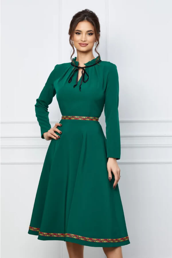 rochie verde eleganta cu motive traditionale