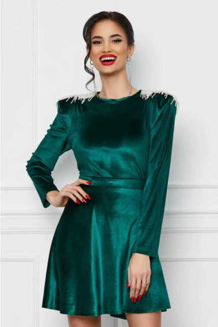 rochie verde din catifea cu franjuri la umeri