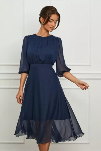 rochie eleganta din voal creponat bleumarin cu accesorii stralucitoare la umeri