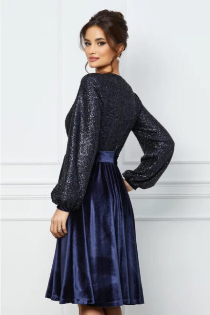 rochie eleganta bleumarin cu fusta din catifea in clos