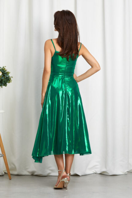 rochie verde in clos cu aspect lucios de seara