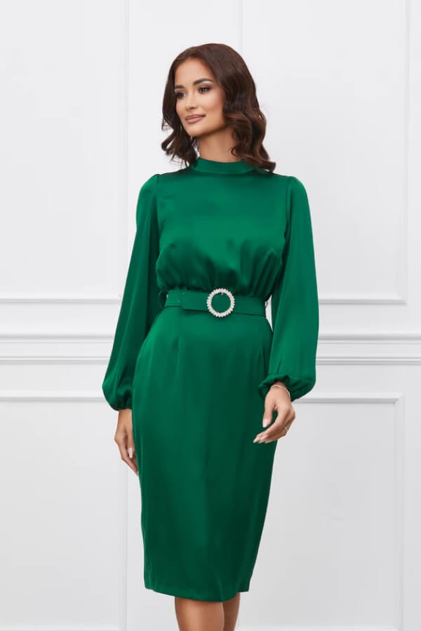 rochie verde din satin eleganta cu maneci lungi usor bufante