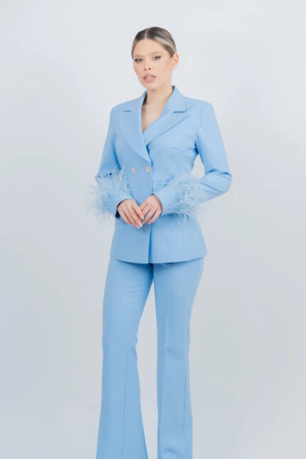 costum bleu elegant cu pantaloni evazati