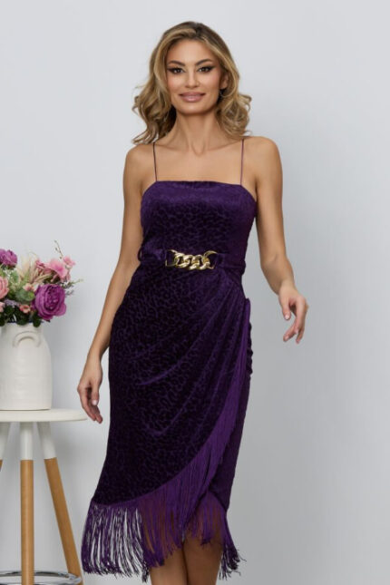 rochie midi violet din catifea petrecuta cu franjuri de ocazie