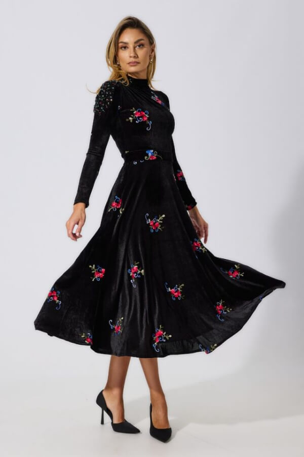 rochie in clos din catifea cu broderie rochie in clos din catifea cu broderie